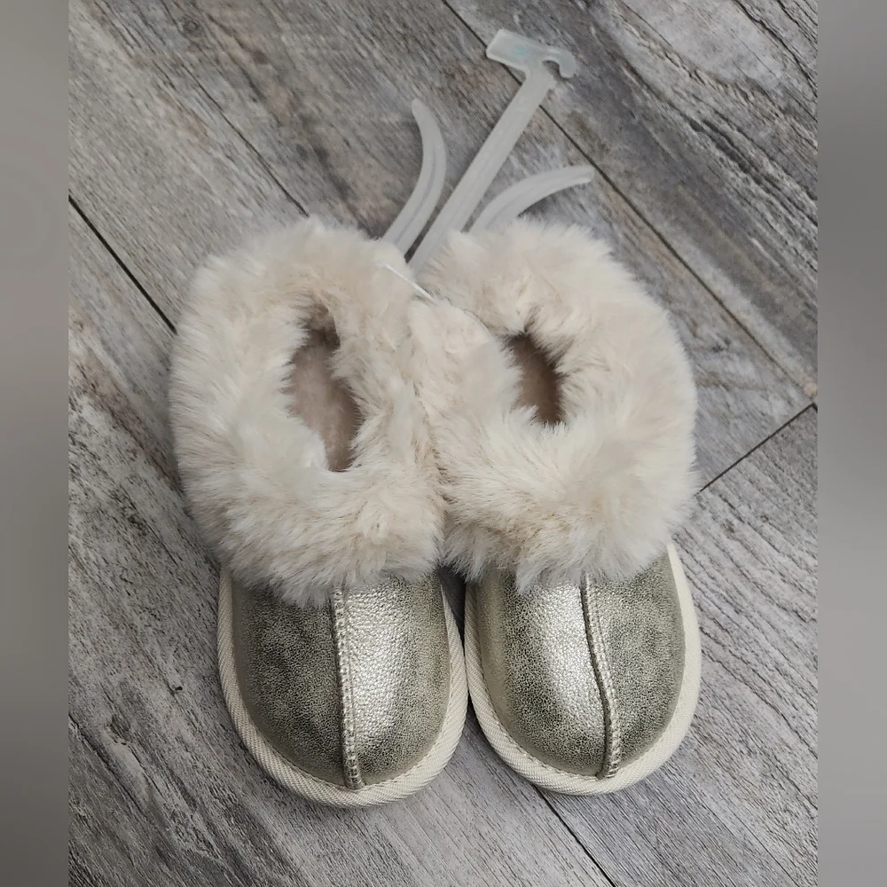 Cat & Jack Toddler Girls Metallic Gold Moccasins with Cream Fur